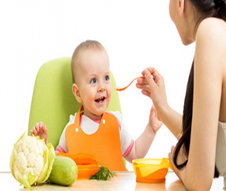 أفضل الأطعمة اللي تغذي بيها طفلك في مراحل نموه الأولى