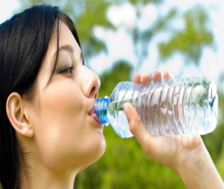  شرب المزيد من الماء يقلل من نسبة السكر والصوديوم والدهون المشبعة