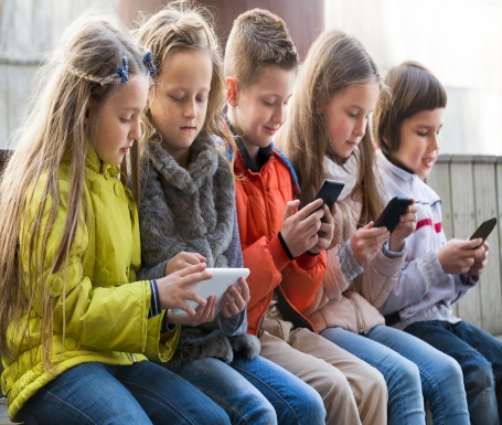 هل طفلك مدمن مواقع التواصل الإجتماعي ؟