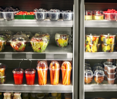 حاويات المواد الغذائية البلاستيكية وتأثيراتها الكيميائية على الغذاء